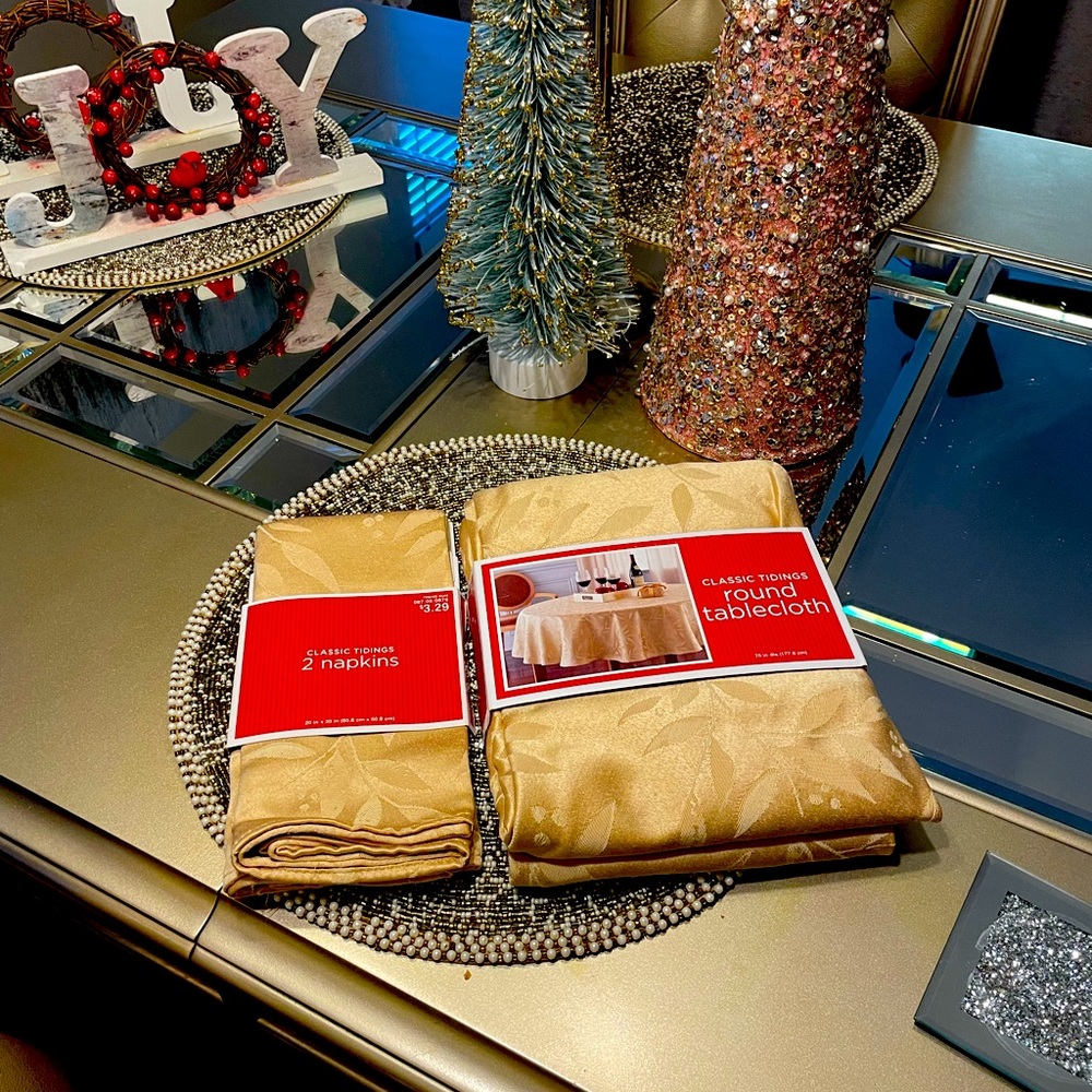 Classic Tidings Round TableCloth & Napkins